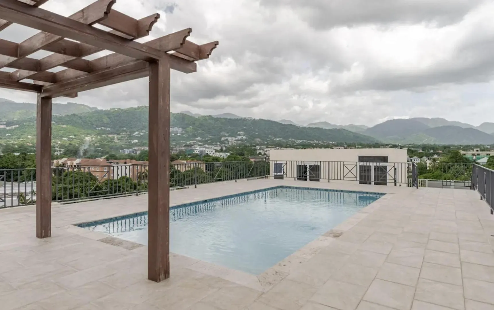Luxe City Oasis 2Br With Rooftop Pool And Gym 金斯敦 牙买加