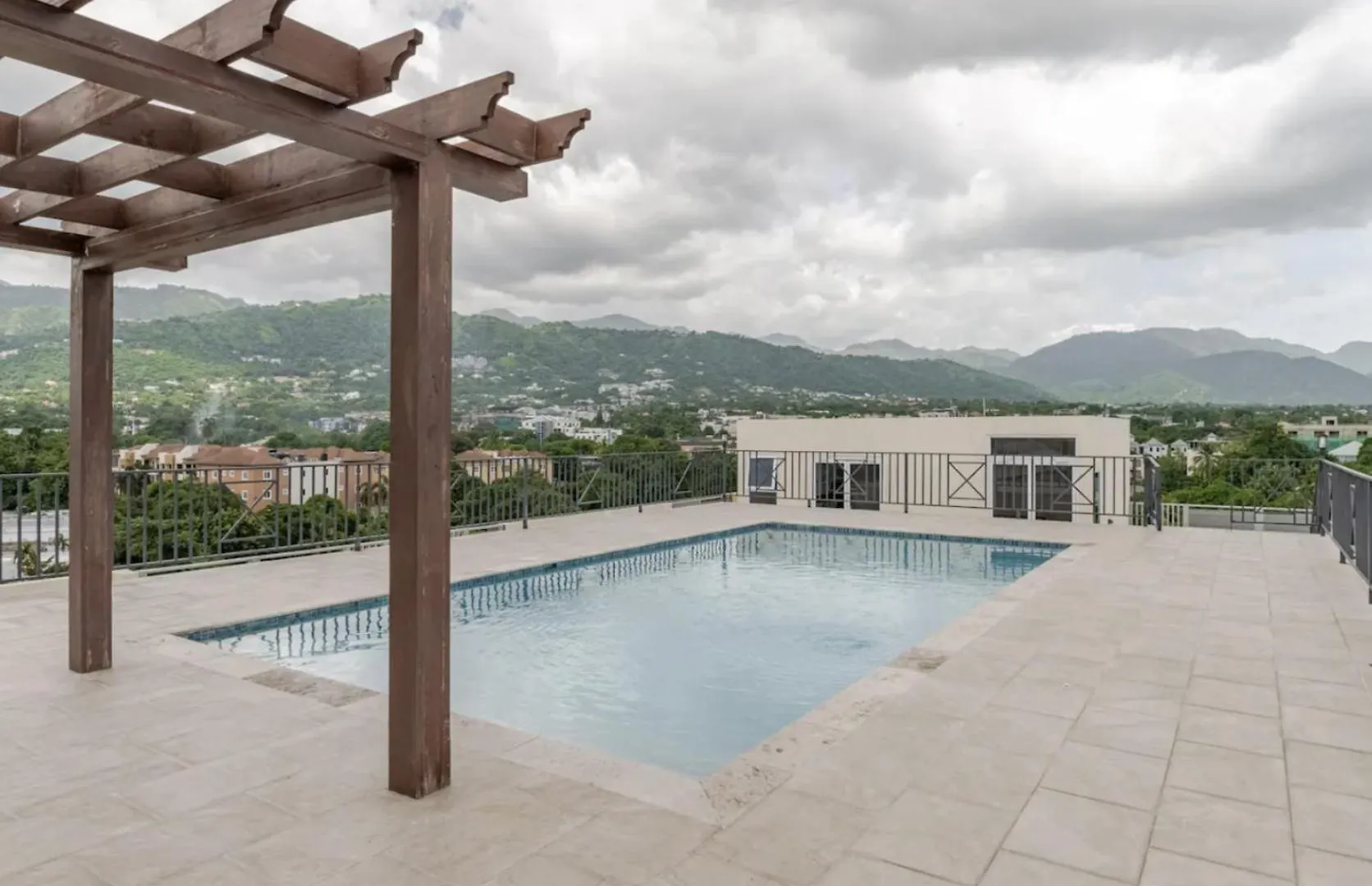 Luxe City Oasis 2Br With Rooftop Pool And Gym 金斯敦 0*,